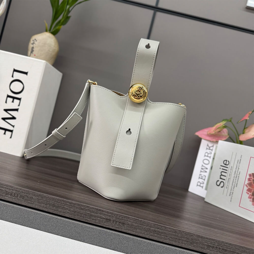 LOEWE Mini Pebble bucket in smooth calfskin(high-end grade)